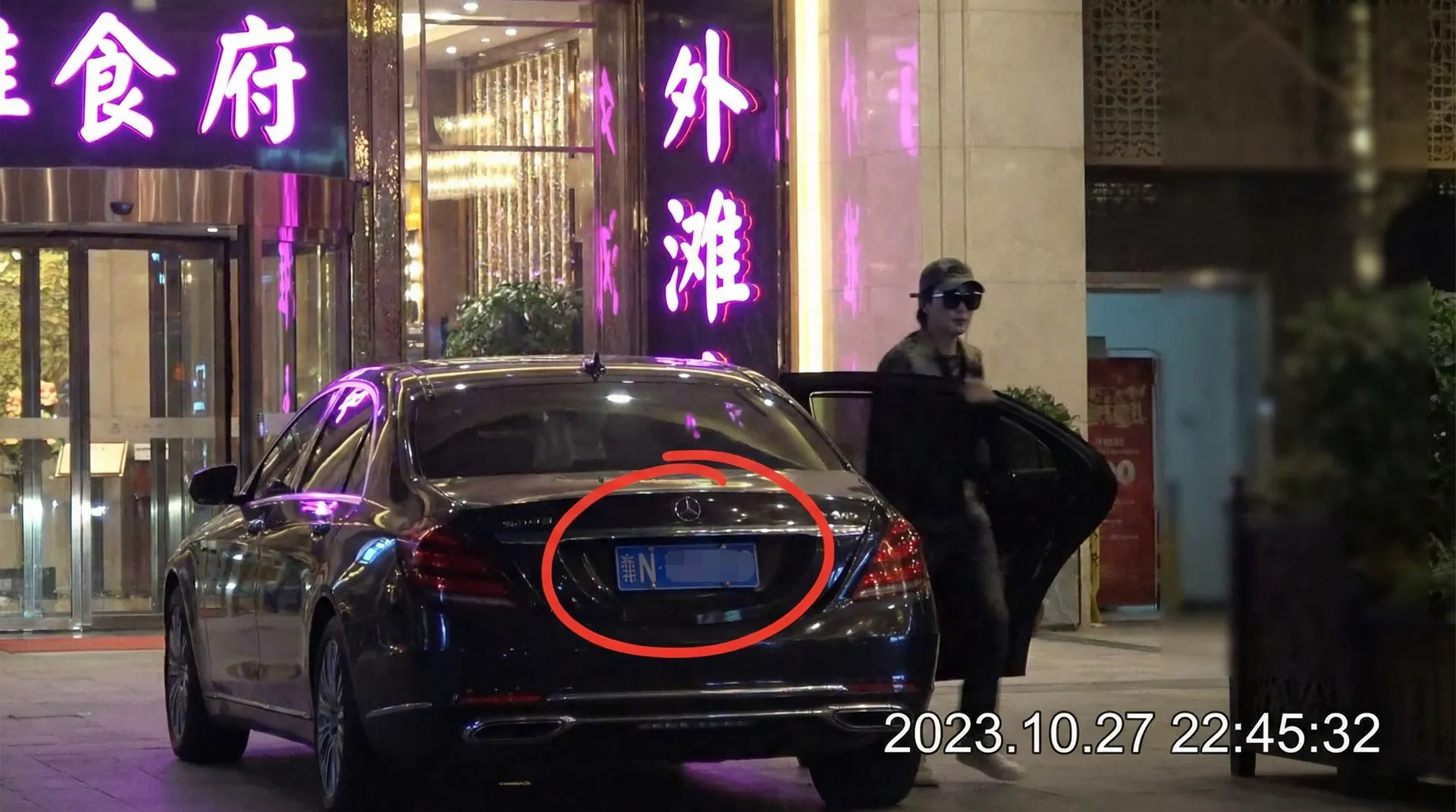 一起草cad - 豪车餐厅外偷拍